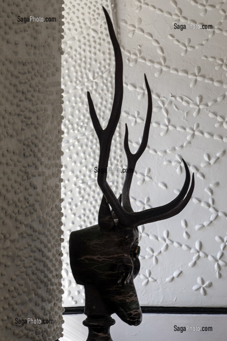 SCULPTURE EN BRONZE D'UNE TETE DE CERF, PARC NATIONAL DE GLENVEAGH, COMTE DE DONEGAL, IRLANDE 