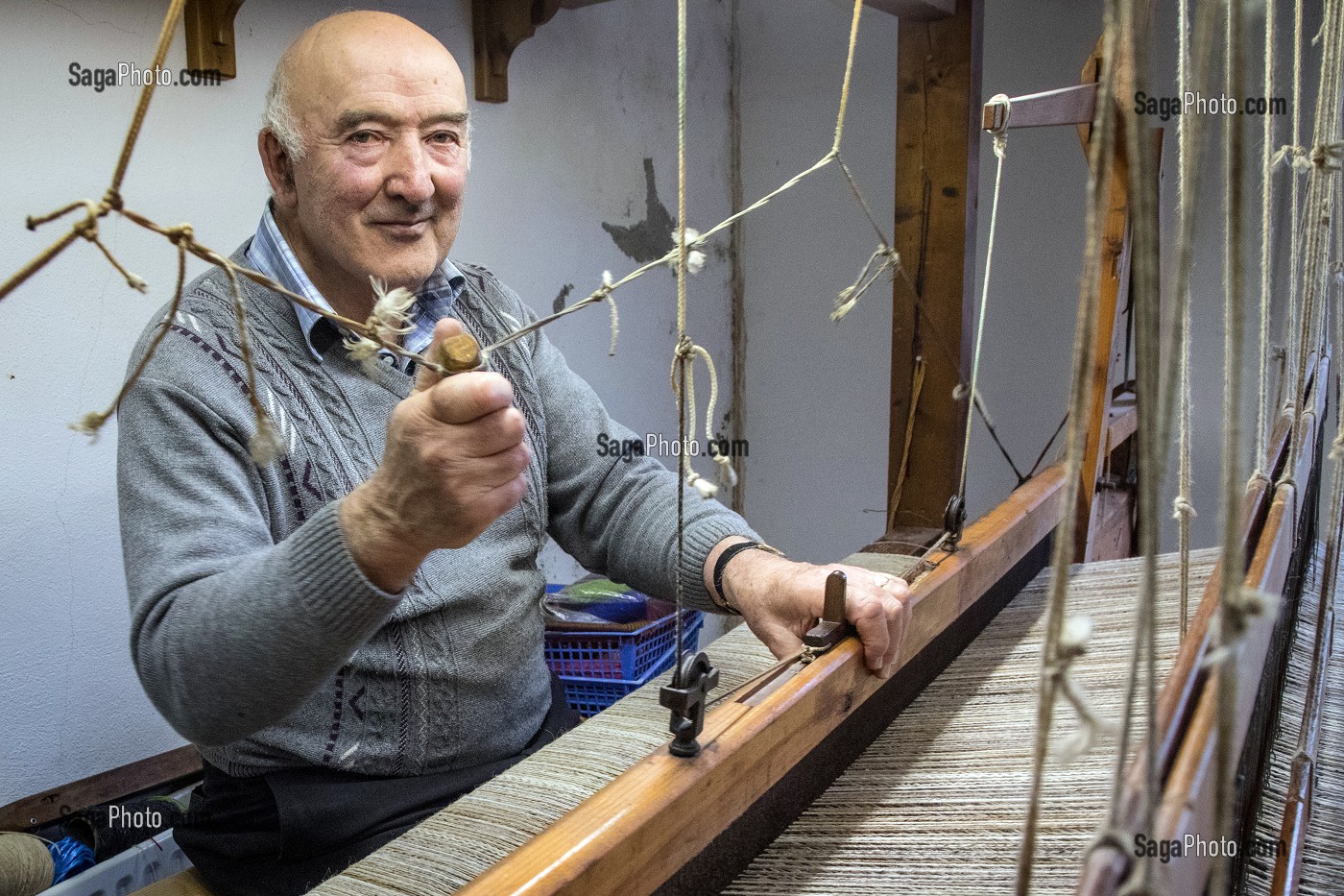 EDDIE DOHERTY SUR SON METIER A TISSER, TWEED FABRIQUE A LA MAIN, VILLE DE ARDARA, COMTE DE DONEGAL, IRLANDE 