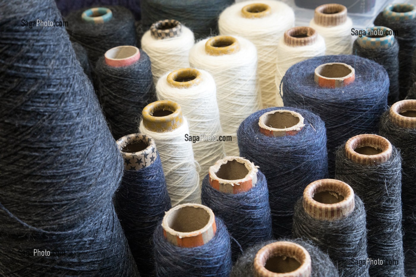 BOBINES DE LAINES, MAGASIN D'USINE DE PULL DE JOHN MOLLOY, VILLE DE ARDARA, COMTE DE DONEGAL, IRLANDE 