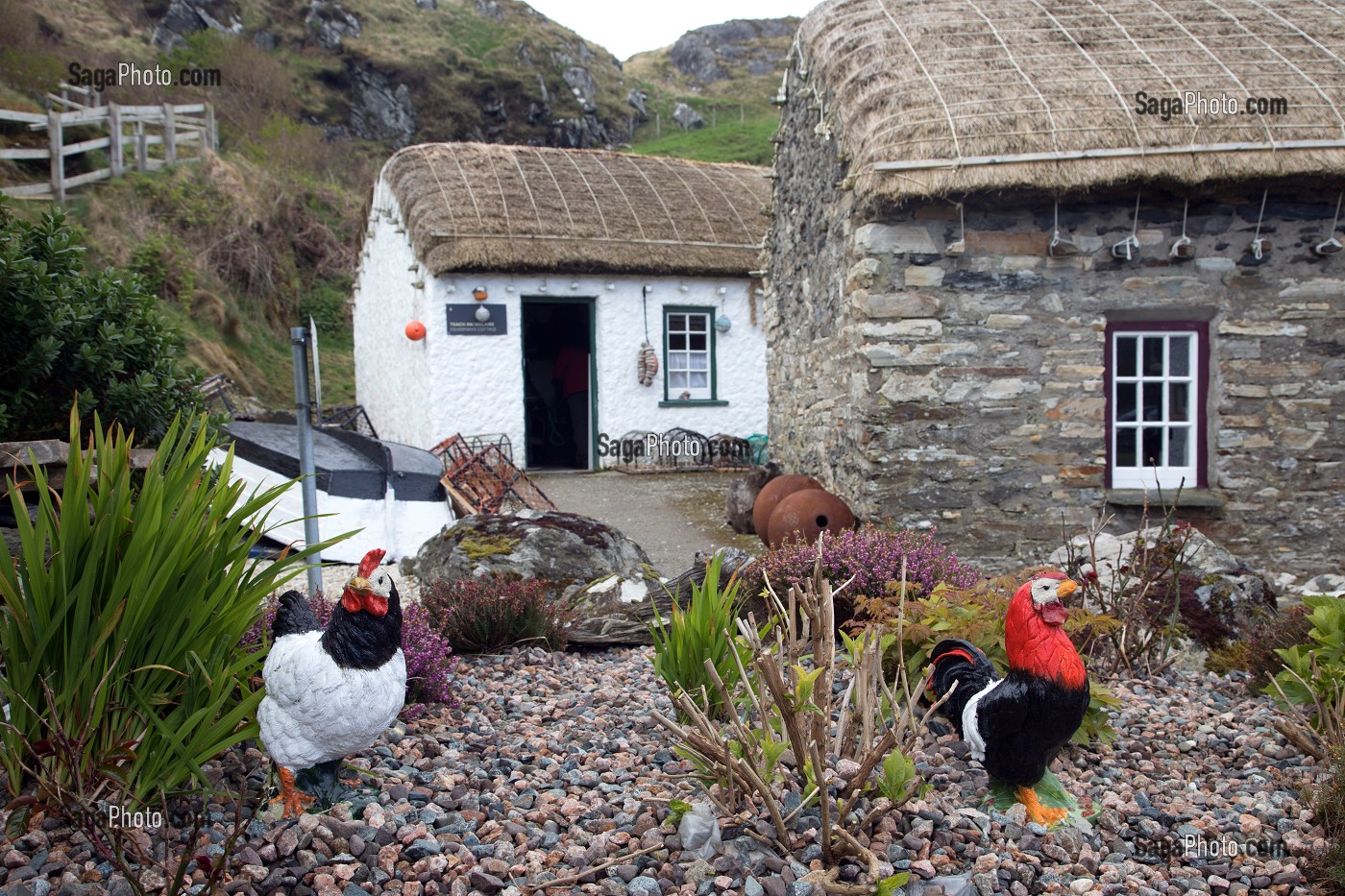 MAISONS TRADITIONNELLES AUX TOITS DE CHAUME, ECOMUSEE DE GLENCOLMCILLE FOLK VILLAGE, GLEANN CHOLM CILLE, COMTE DE DONEGAL, IRLANDE 