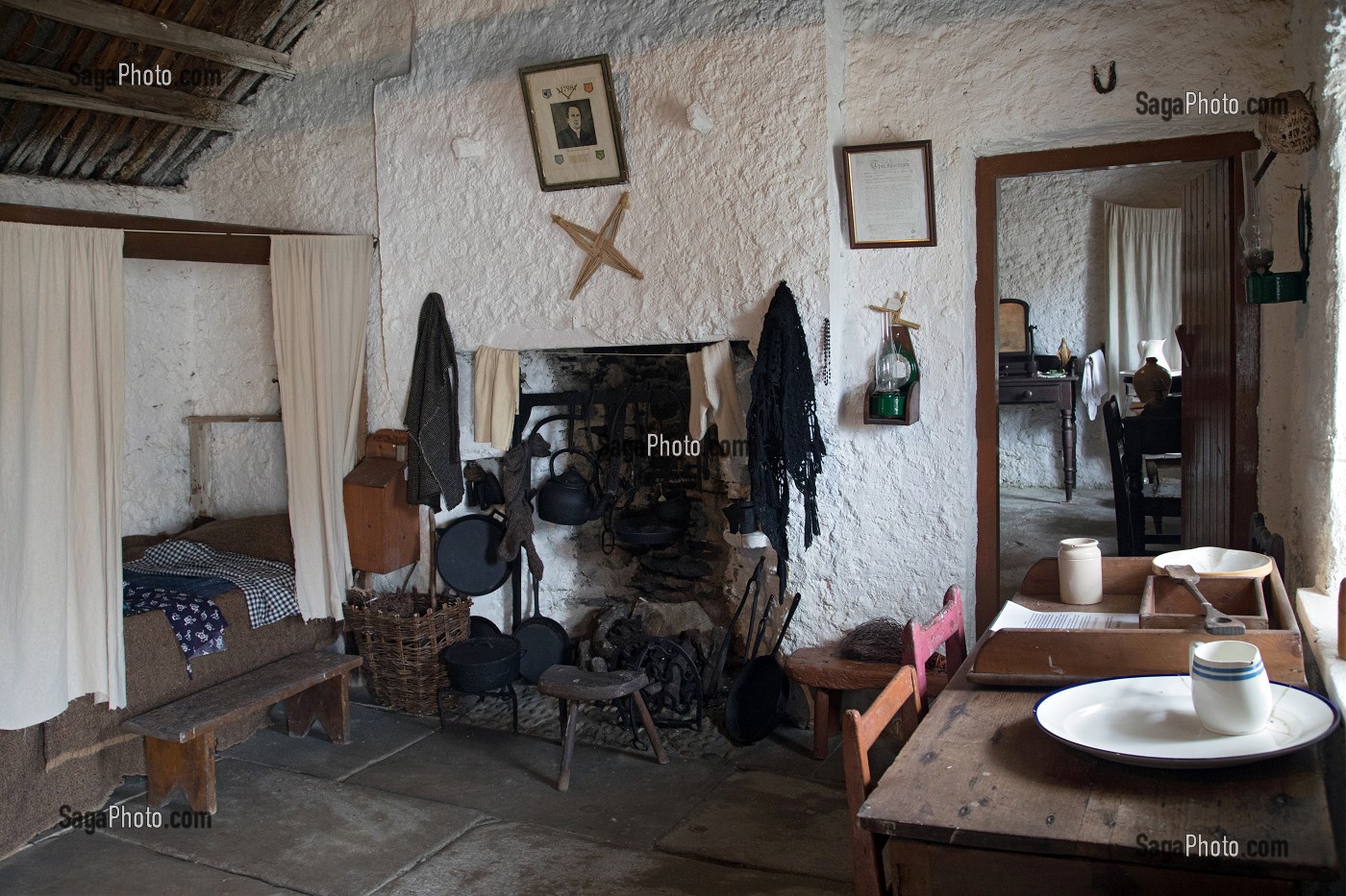 INTERIEUR D'UNE MAISON TRADITIONNELLE DU XIXE SIECLE, ECOMUSEE DE GLENCOLMCILLE FOLK VILLAGE, GLEANN CHOLM CILLE, COMTE DE DONEGAL, IRLANDE 