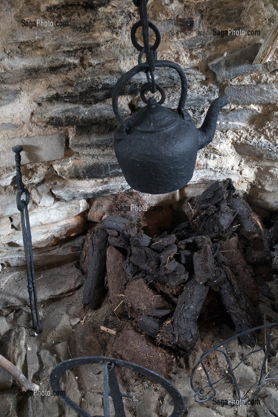 CHEMINEE ALIMENTEE AVEC DE LA TOURBE, INTERIEUR D'UNE MAISON TRADITIONNELLE DU XIXE SIECLE, ECOMUSEE DE GLENCOLMCILLE FOLK VILLAGE, GLEANN CHOLM CILLE, COMTE DE DONEGAL, IRLANDE 