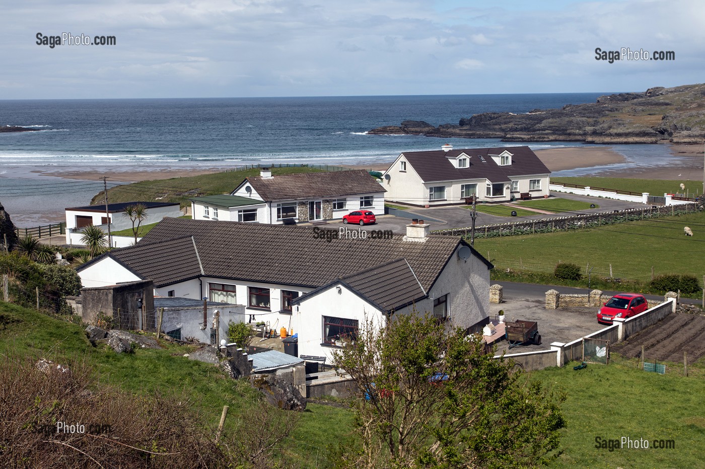 HABITATIONS EN BORD DE MER, GLEANN CHOLM CILLE, COMTE DE DONEGAL, IRLANDE 