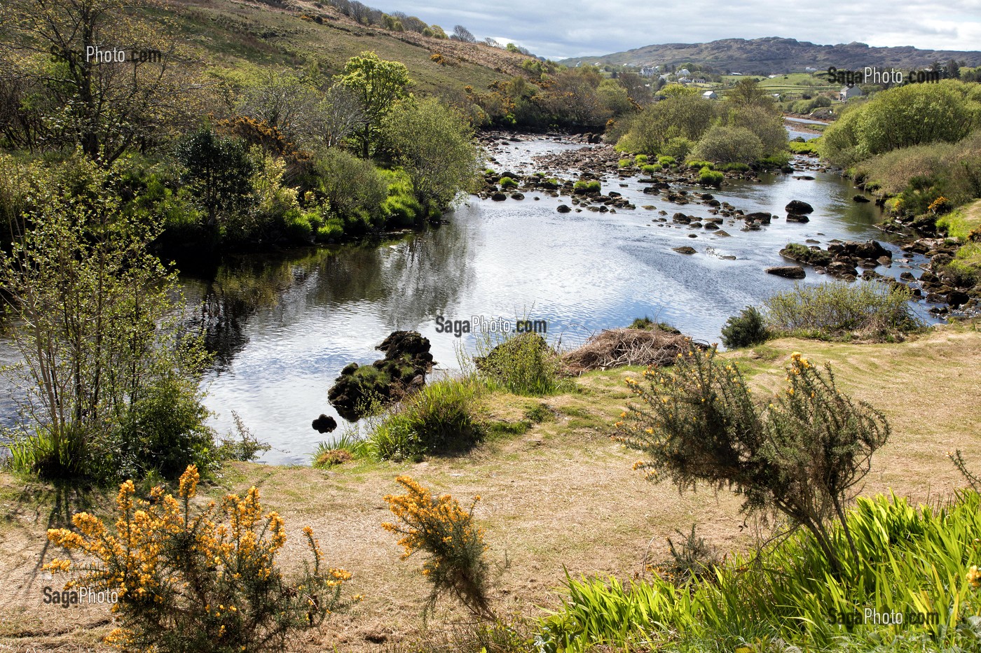 RIVIERE SUR LA ROUTE TEELIN, COMTE DE DONEGAL, IRLANDE 