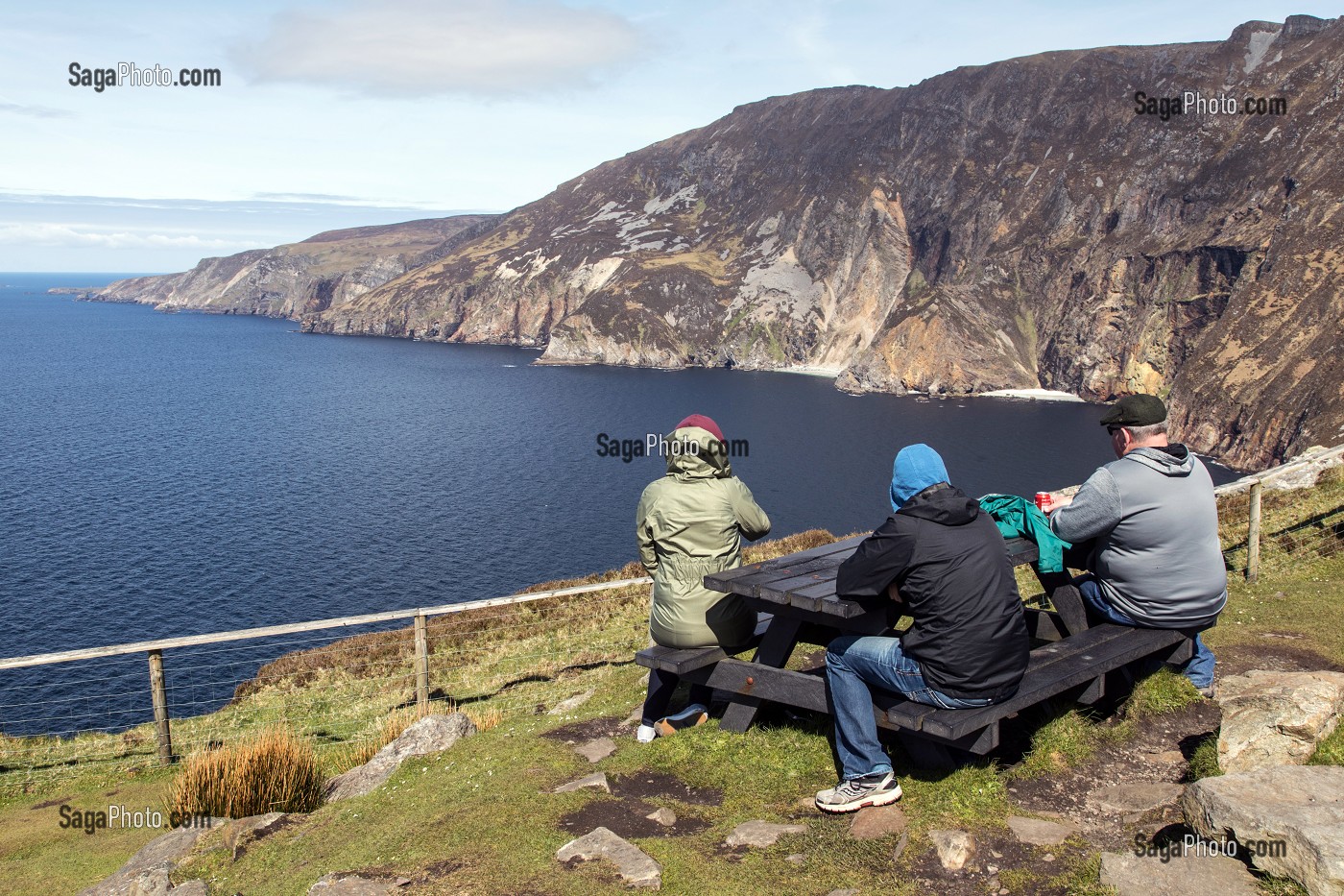 TOURISTES, FALAISES DE SLIEVE LEAGUE, PARMI LES PLUS HAUTES D'EUROPE, COMTE DE DONEGAL, IRLANDE 