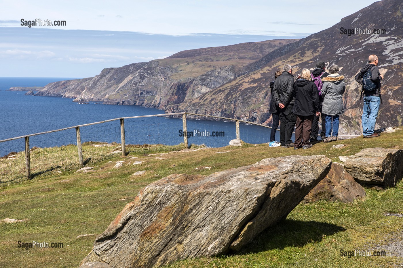 TOURISTES, FALAISES DE SLIEVE LEAGUE, PARMI LES PLUS HAUTES D'EUROPE, COMTE DE DONEGAL, IRLANDE 