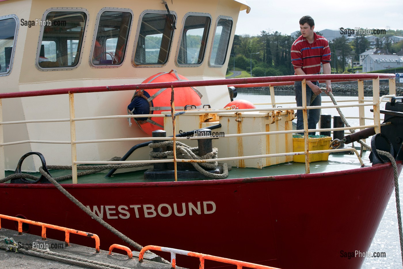 BATEAU DE PECHEUR ARRIVANT A QUAI, PORT DE PECHE DE KILLYBEGS, COMTE DE DONEGAL, IRLANDE 