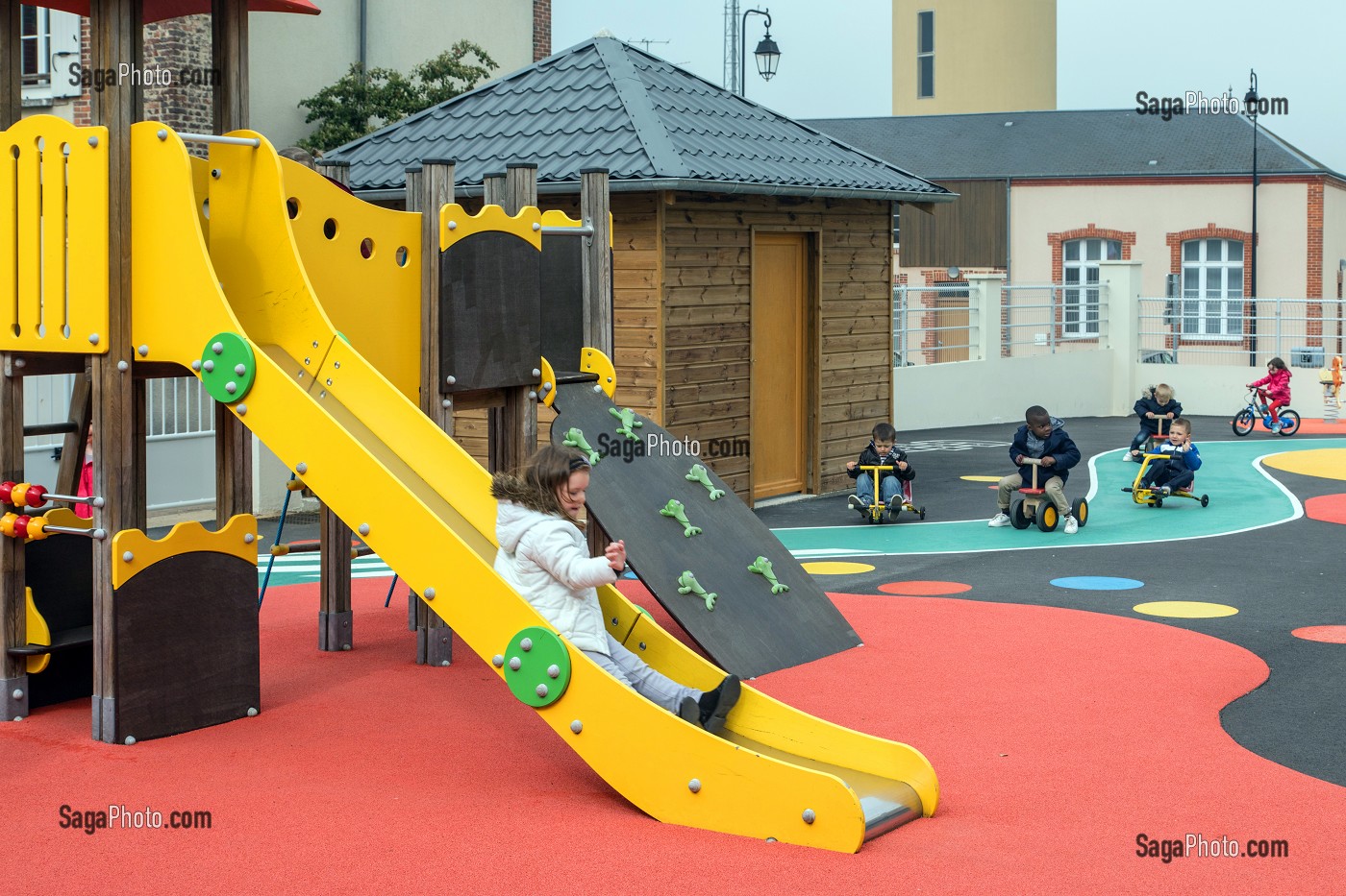 COUR DE RECREATION DE L'ECOLE ELEMENTAIRE DE CHATILLON-EN-DUNOIS (28), FRANCE 