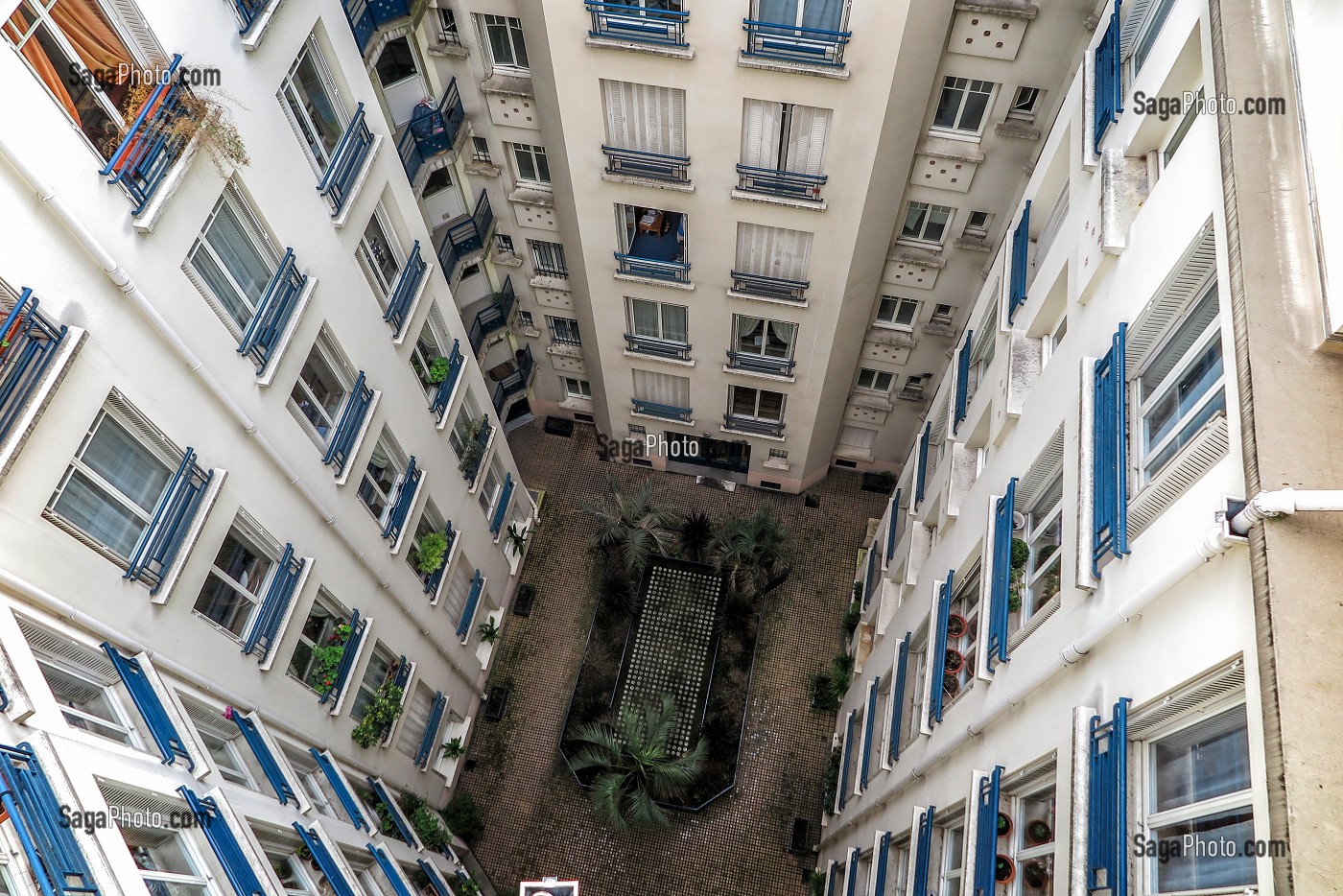 COUR INTERIEURE D'UNE RESIDENCE DANS IMMEUBLE ANCIEN DANS LE 7EME ARRONDISSEMENT, PARIS (75), FRANCE 