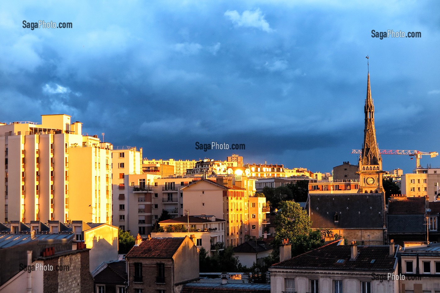 COUCHER DE SOLEIL SUR LES IMMEUBLES D'HABITATIONS DE LA VILLE DE VANVES (92), FRANCE 