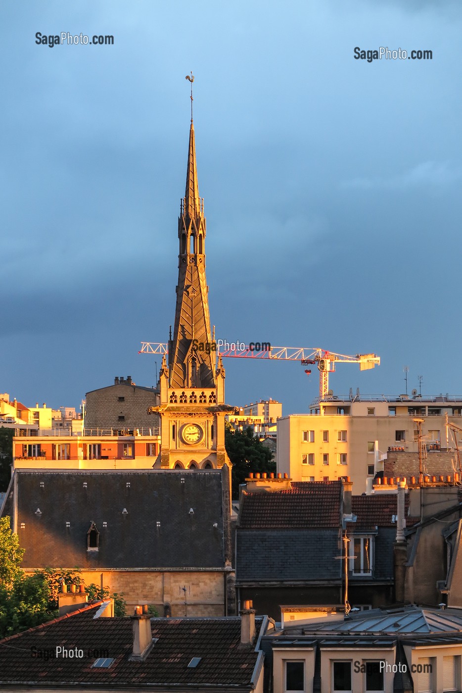 COUCHER DE SOLEIL SUR LA GRUE ET L'EGLISE, VILLE DE VANVES (92), FRANCE 