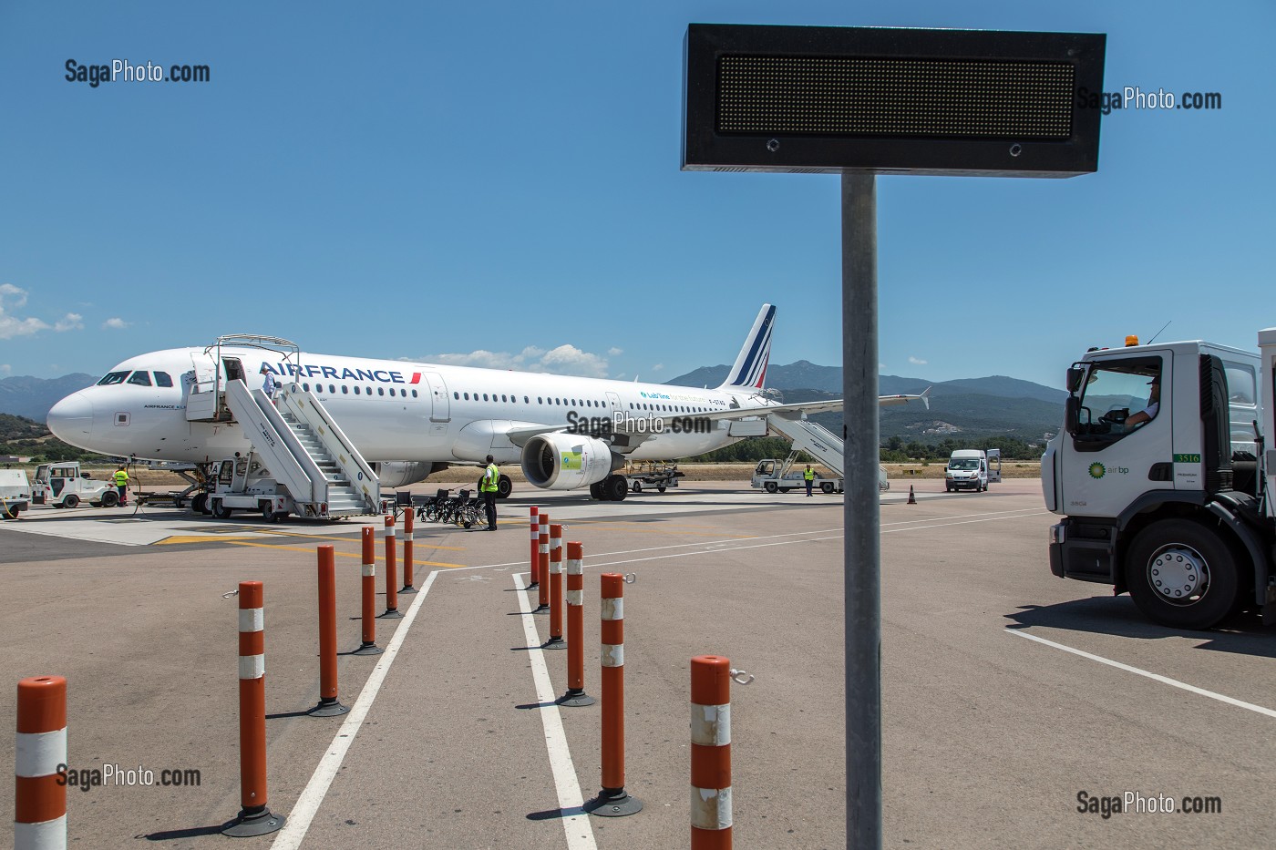 AVION AIR FRANCE AU DEBARQUEMENT SUR L'AEROPORT D'AJACCIO (2A), FRANCE 