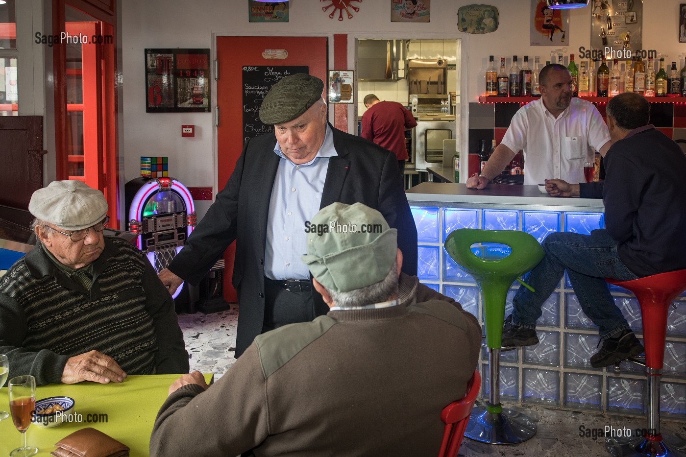 AMBIANCE DE CAFE DE CAMPAGNE, RESTAURANT L'EVANELI, CHATILLON-EN-DUNOIS (28), FRANCE 