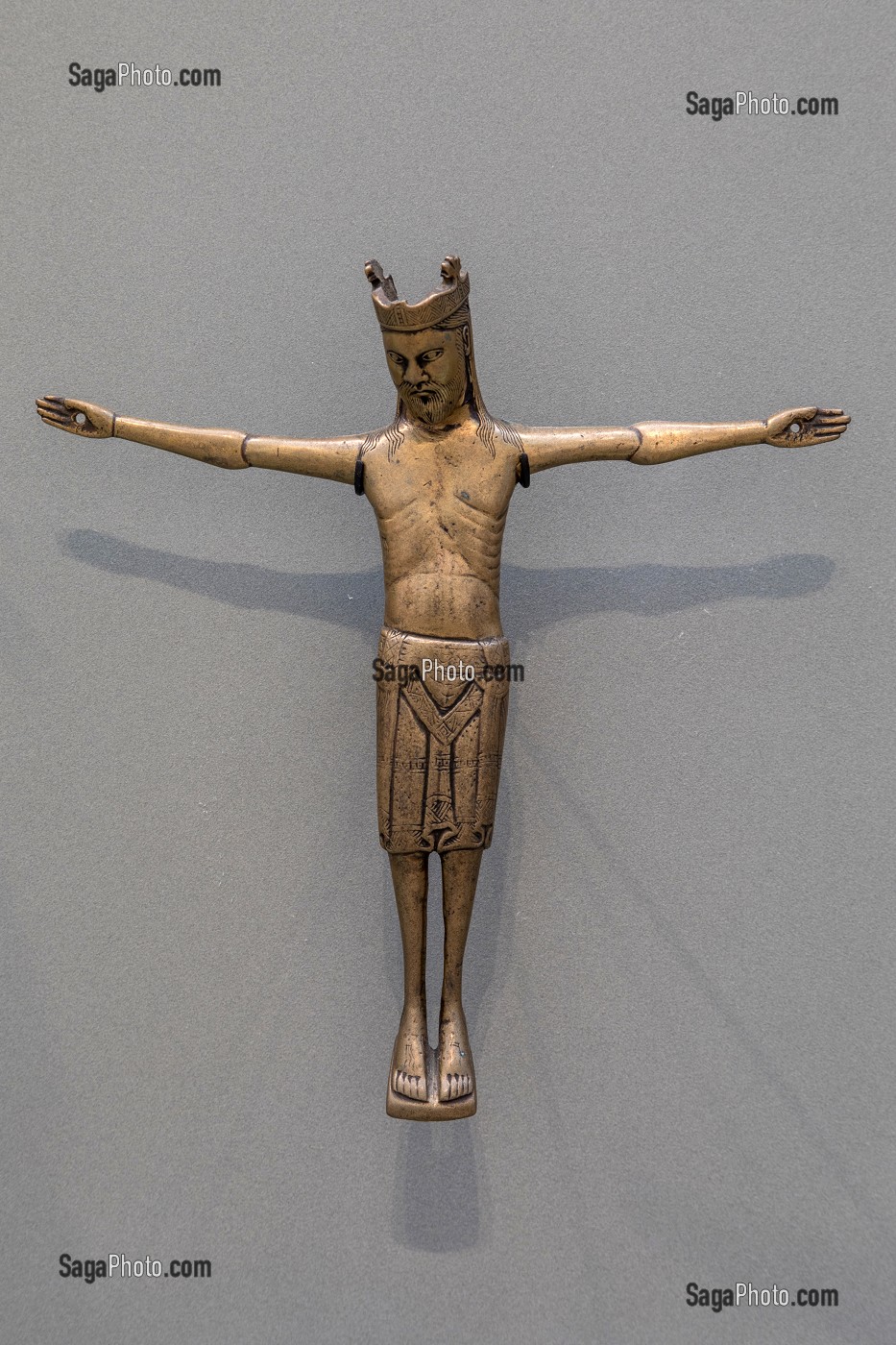 CHRIST EN CROIX COURONNE, ALLEMAGNE (?), XIIE EME SIECLE, FIN, BRONZE COULE, MUSEE DU HIERON, PARAY-LE-MONIAL (71), FRANCE 