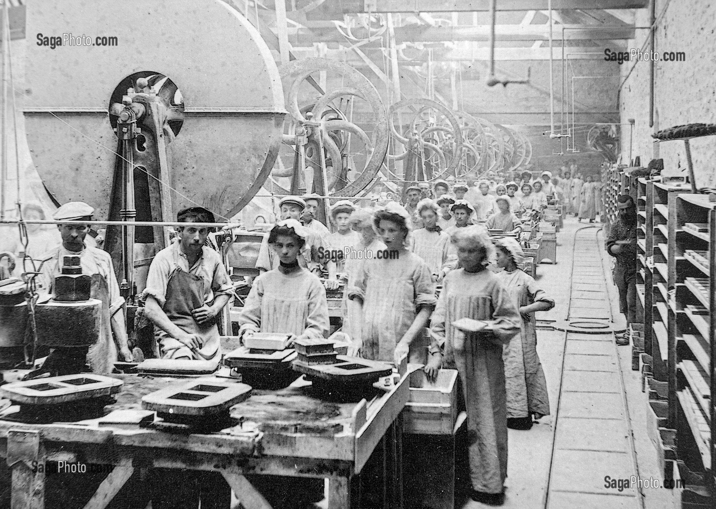 LES OUVRIERES AU TRAVAIL A L'USINE, MUSEE PAUL CHARNOZ, CARRELAGE CERAMIQUE D'ART, PARAY-LE-MONIAL (71), FRANCE 