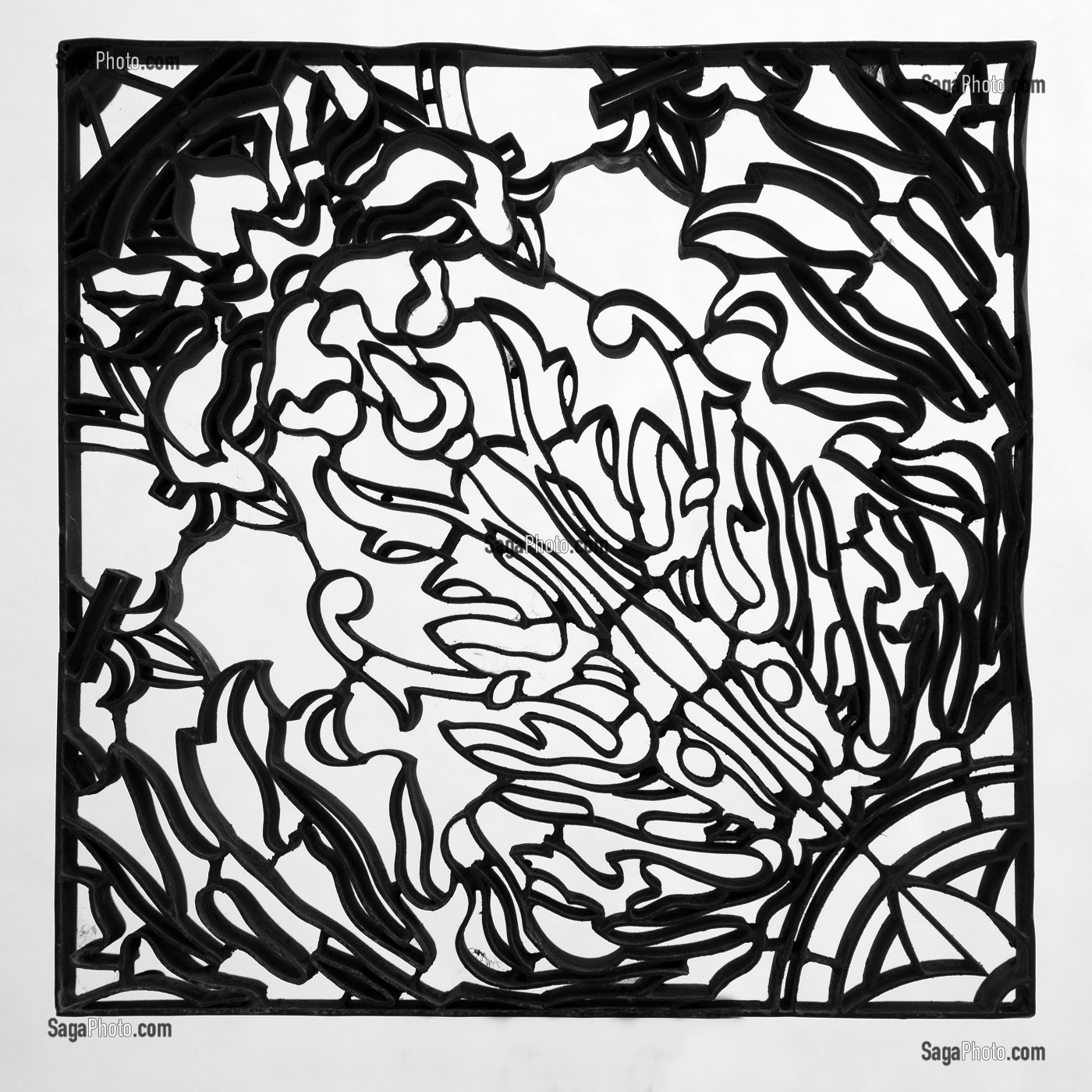 CADRE METALLIQUE EN LAMELLES DE LAITON, MUSEE PAUL CHARNOZ, CARRELAGE CERAMIQUE D'ART, PARAY-LE-MONIAL (71), FRANCE 