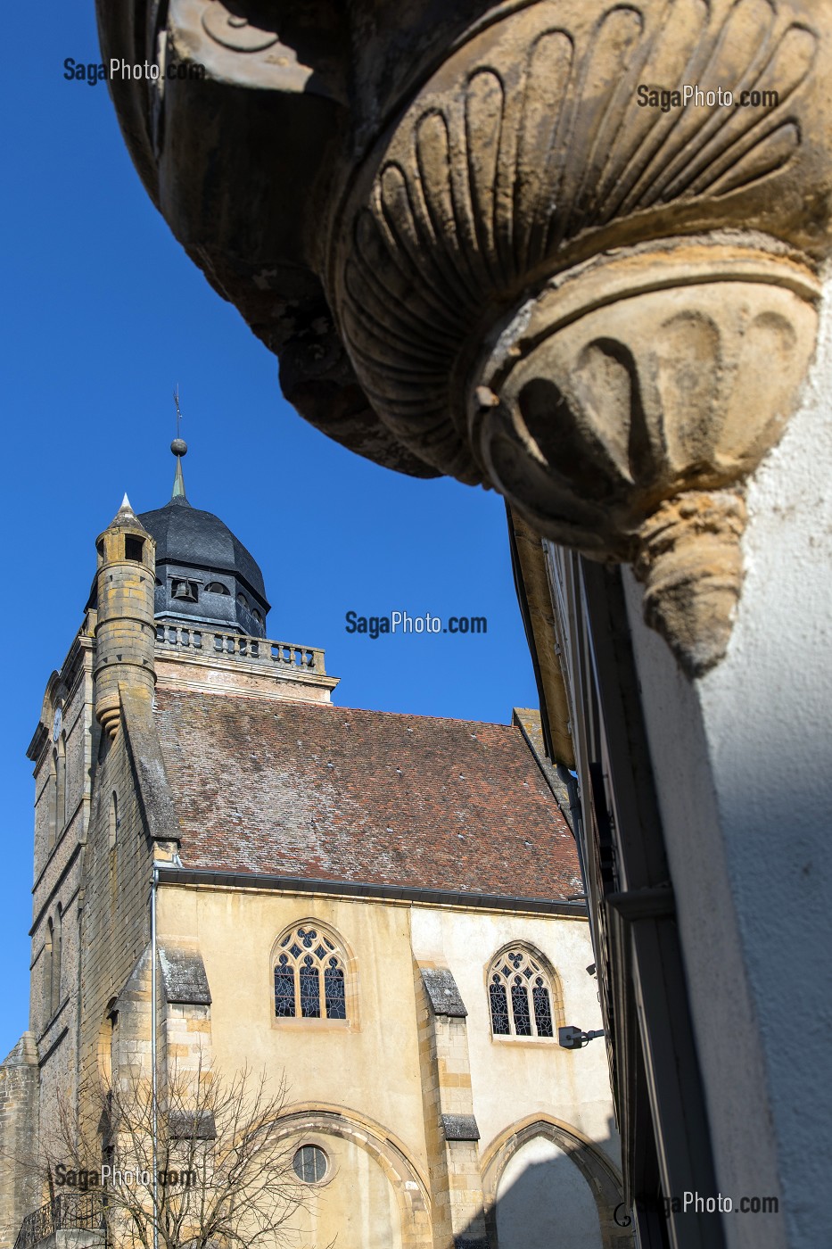 TOUR SAINT-NICOLAS, XVI EME SIECLE ET CHAPITEAU SOUS LES TOURELLES DE LA VILLE, PARAY-LE-MONIAL (71), FRANCE 