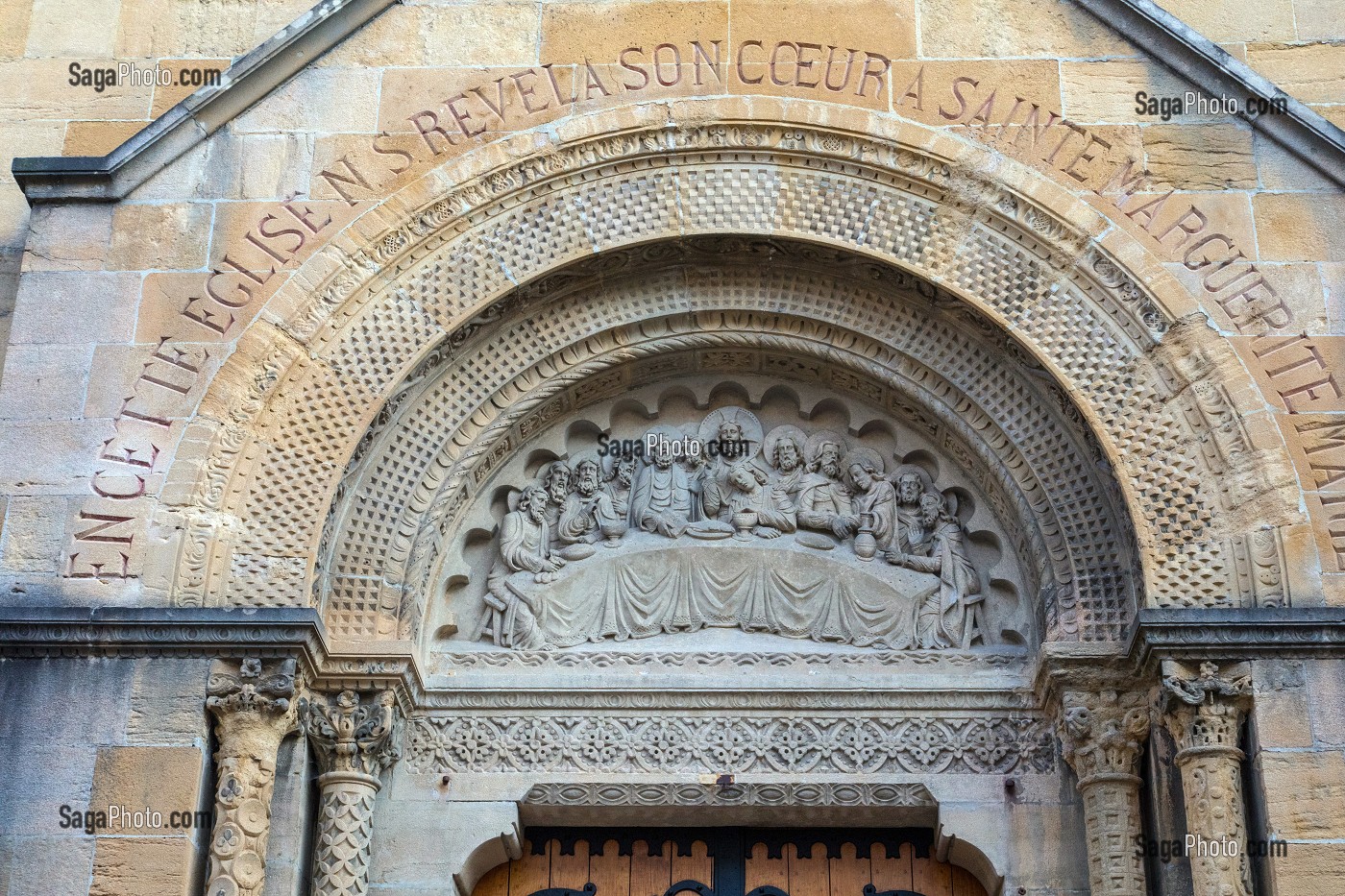 LA CENE SUR LE PORTAIL D'ENTREE DE LA CHAPELLE DU MONASTERE DE LA VISITATION DITES DES APPARITIONS CONSTRUITE 1633 DEDIEE A SAINTE MARGUERITE-MARIE, PARAY-LE-MONIAL (71), FRANCE 