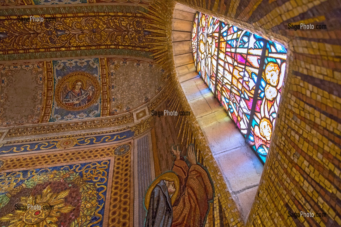 MOSAIQUE DES FRERES MAUMEJEAN, CHAPELLE JESUITE DE CLAUDE DE LA COLOMBIERE, PARAY-LE-MONIAL (71), FRANCE 