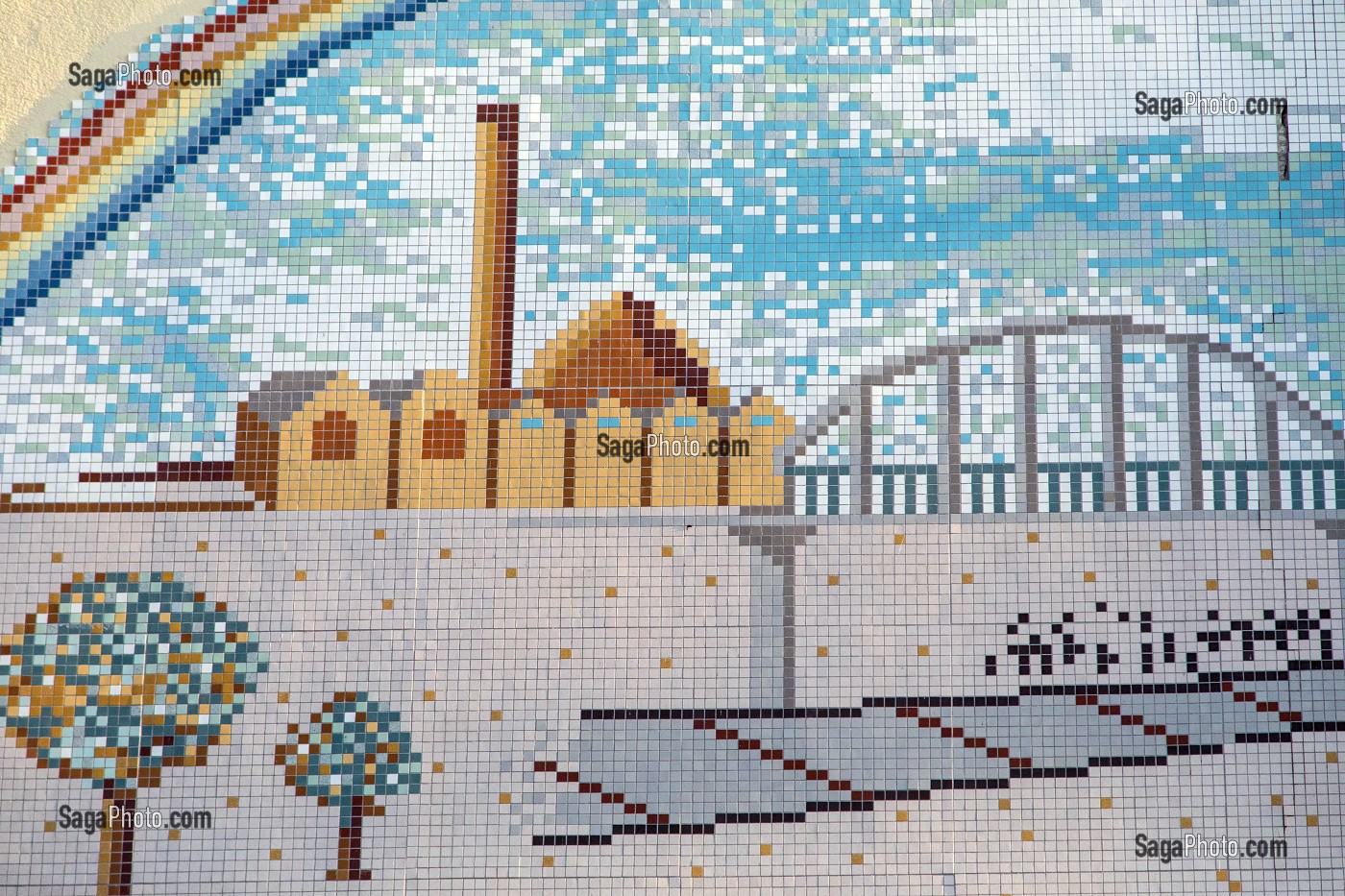 MOSAIQUE SUR L'EGLISE SAINTE-MARGUERITE, QUARTIER SUD DE BELLEVUE, PARAY-LE-MONIAL (71), FRANCE 
