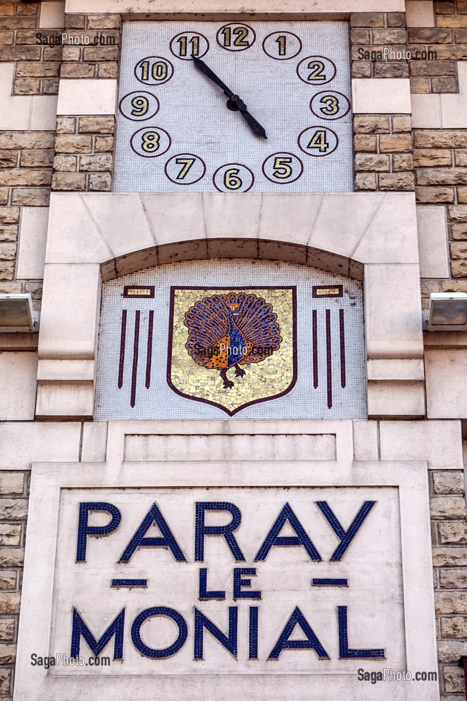 MOSAIQUE AVE LE PAON, FACADE DE LA POSTE, PARAY-LE-MONIAL (71), FRANCE 