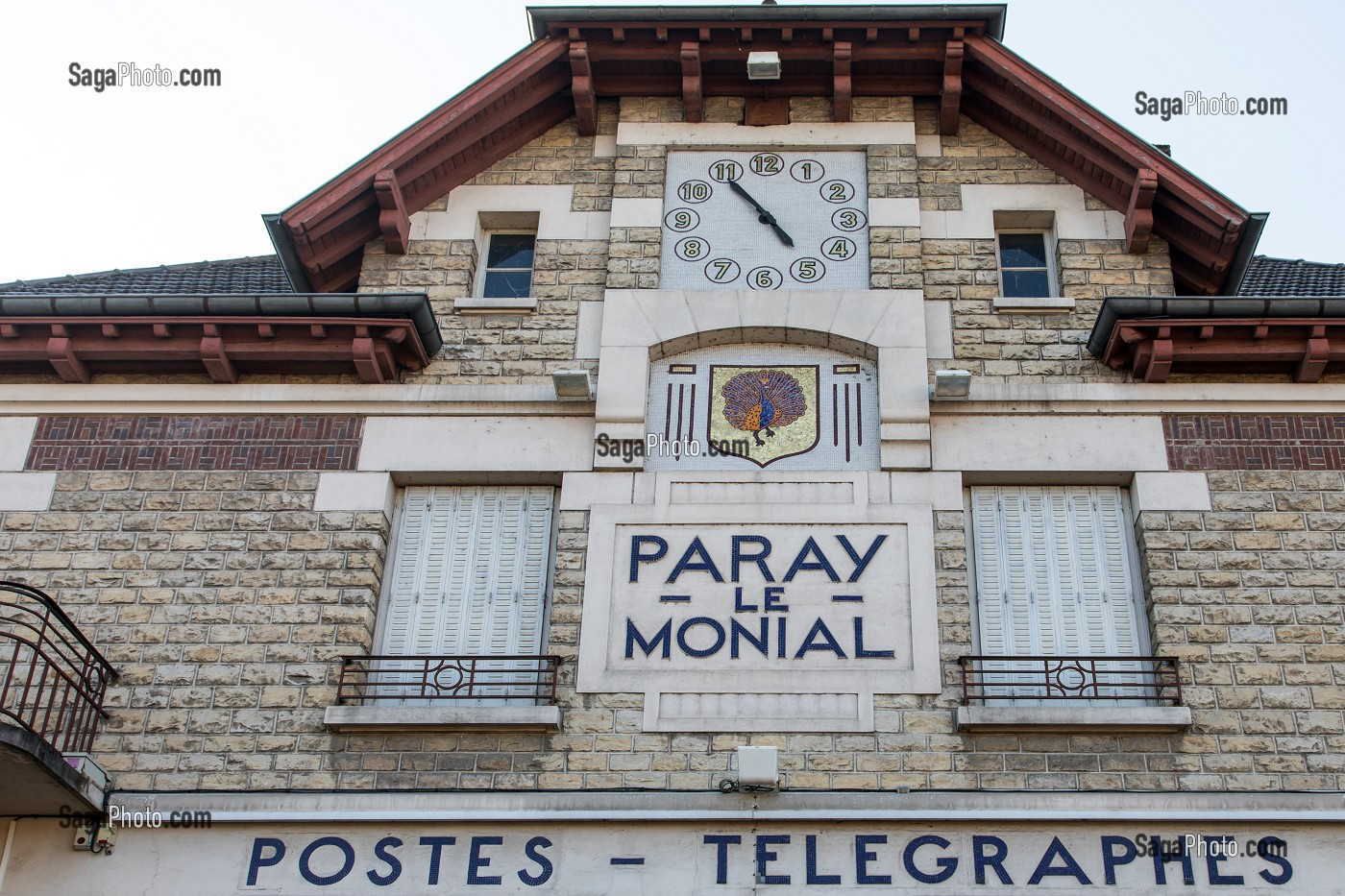 MOSAIQUE AVE LE PAON, FACADE DE LA POSTE, PARAY-LE-MONIAL (71), FRANCE 