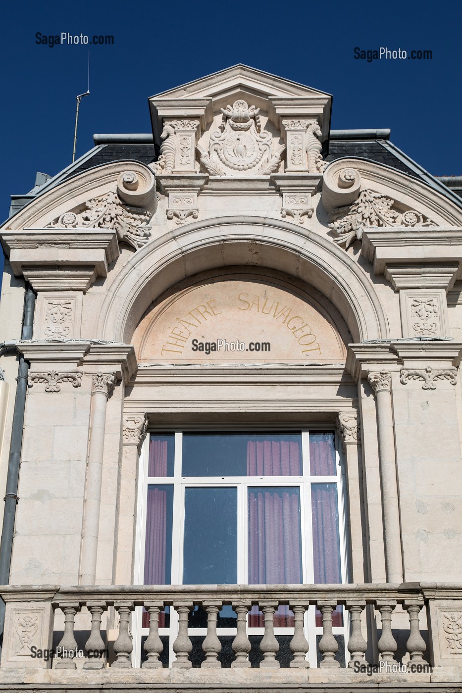 FACADE DU THEATRE SAUVAGEOT DU XIX EME SIECLE, PARAY-LE-MONIAL (71), FRANCE 
