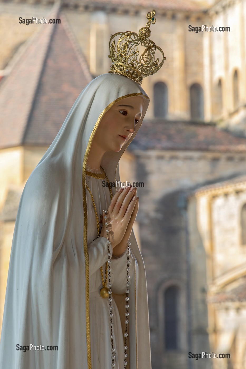 VIERGE EN PRIERE, PARC DES CHAPELAINS DERRIERE LE CHEVET DE LA BASILIQUE, PARAY-LE-MONIAL (71), FRANCE 