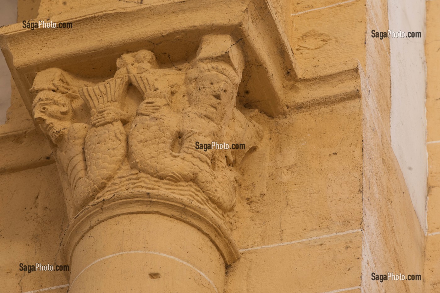 CHAPITEAUX SCULPTES, LES HOMMES SIRENE A LA BARBE, BASILIQUE DU SACRE COEUR ET CLOITRE, PARAY-LE-MONIAL (71), FRANCE 