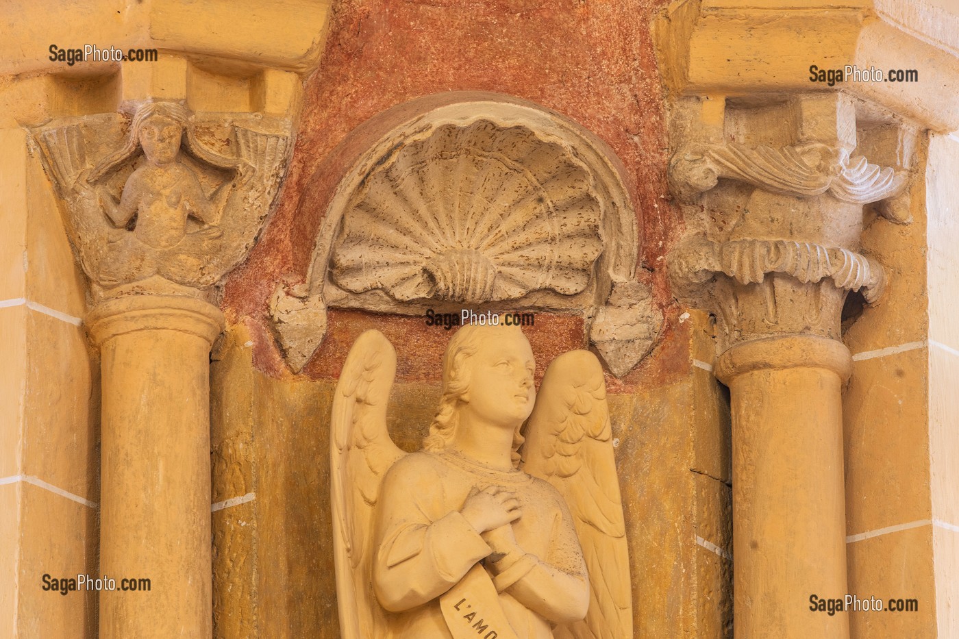 CHAPITEAUX SCULPTES (SIRENE ET FEUILLAGE) DE LA CHAPELLE RAYONNE, BASILIQUE DU SACRE COEUR ET CLOITRE, PARAY-LE-MONIAL (71), FRANCE 