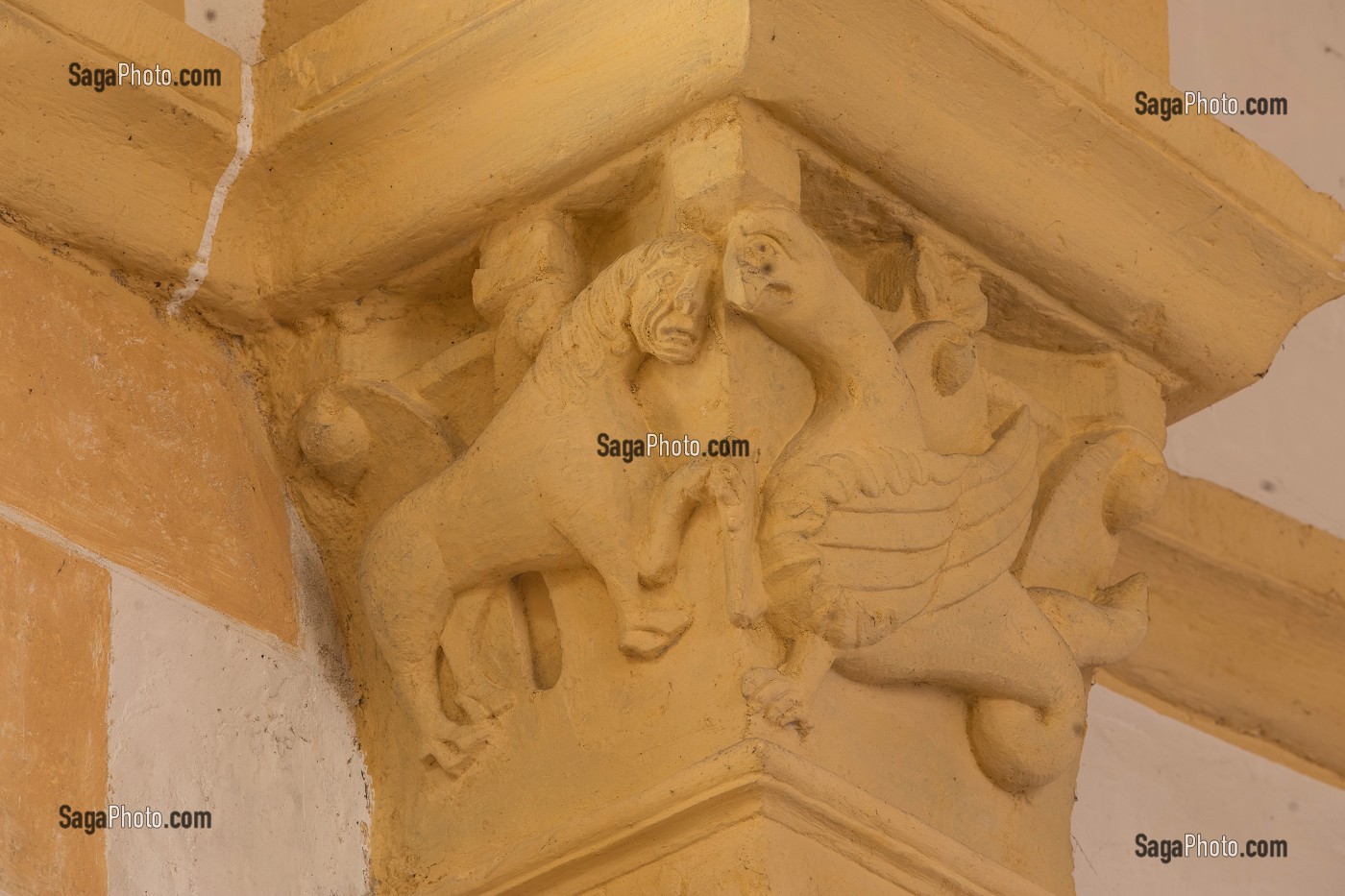 CHAPITEAUX SCULPTES, LION A LA CRINIERE ET OISEAU, BASILIQUE DU SACRE COEUR ET CLOITRE, PARAY-LE-MONIAL (71), FRANCE 