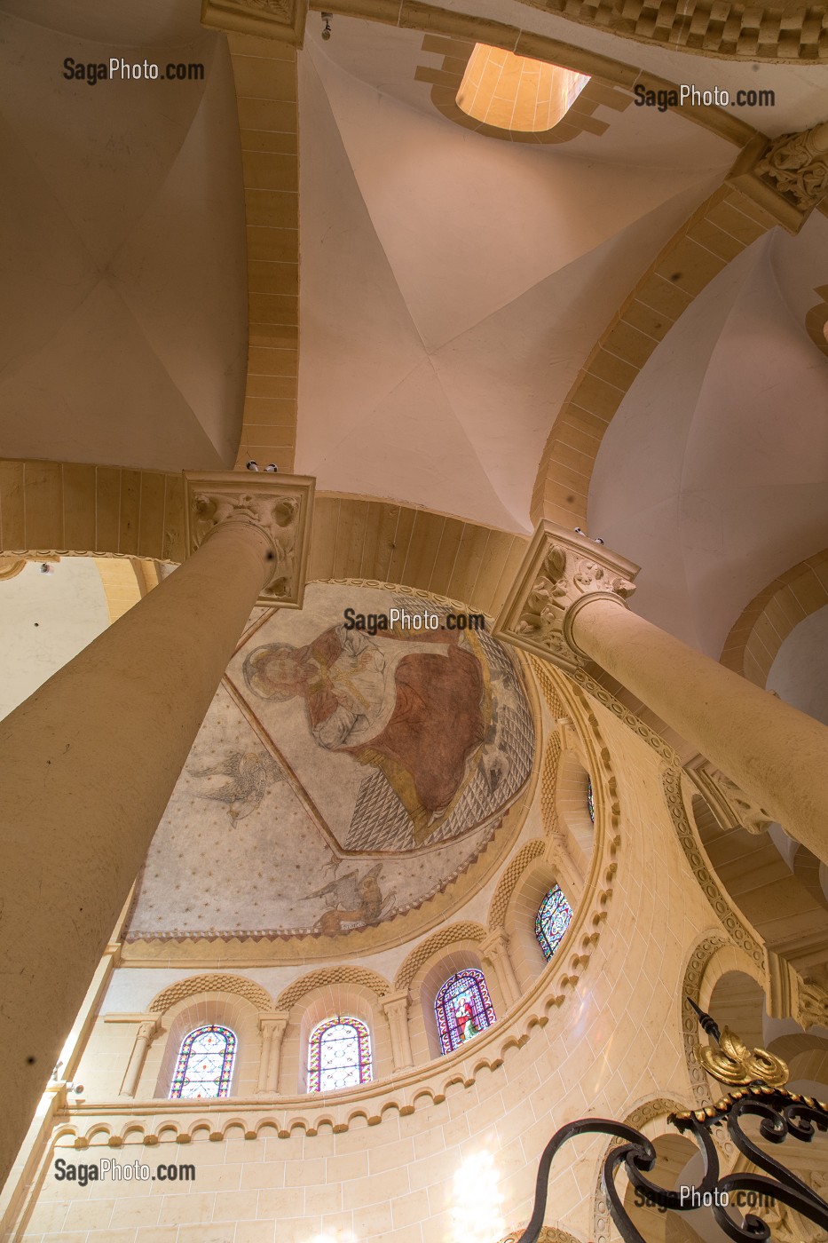 PLAFOND ET FRESQUES DU CHRIST EN MAJESTE SOUS LA VOUTE DU CHOEUR, BASILIQUE DU SACRE COEUR ET CLOITRE, PARAY-LE-MONIAL (71), FRANCE 