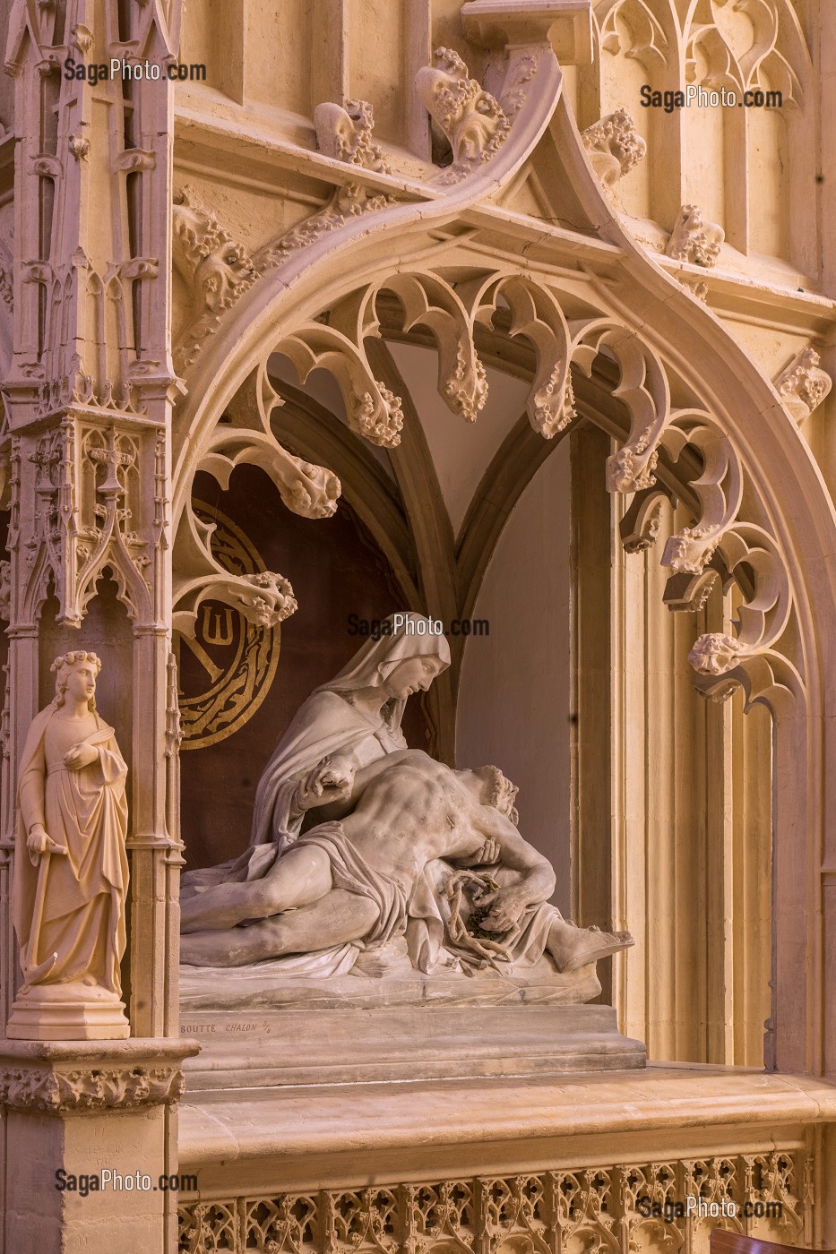 CHAPELLE GOTHIQUE DU XVEME SIECLE AVEC LA PIETA DU XIXEME SIECLE, FAMILLE SEIGNEURIALE DE DAMAS DIGOINE, BASILIQUE DU SACRE COEUR ET CLOITRE, PARAY-LE-MONIAL (71), FRANCE 