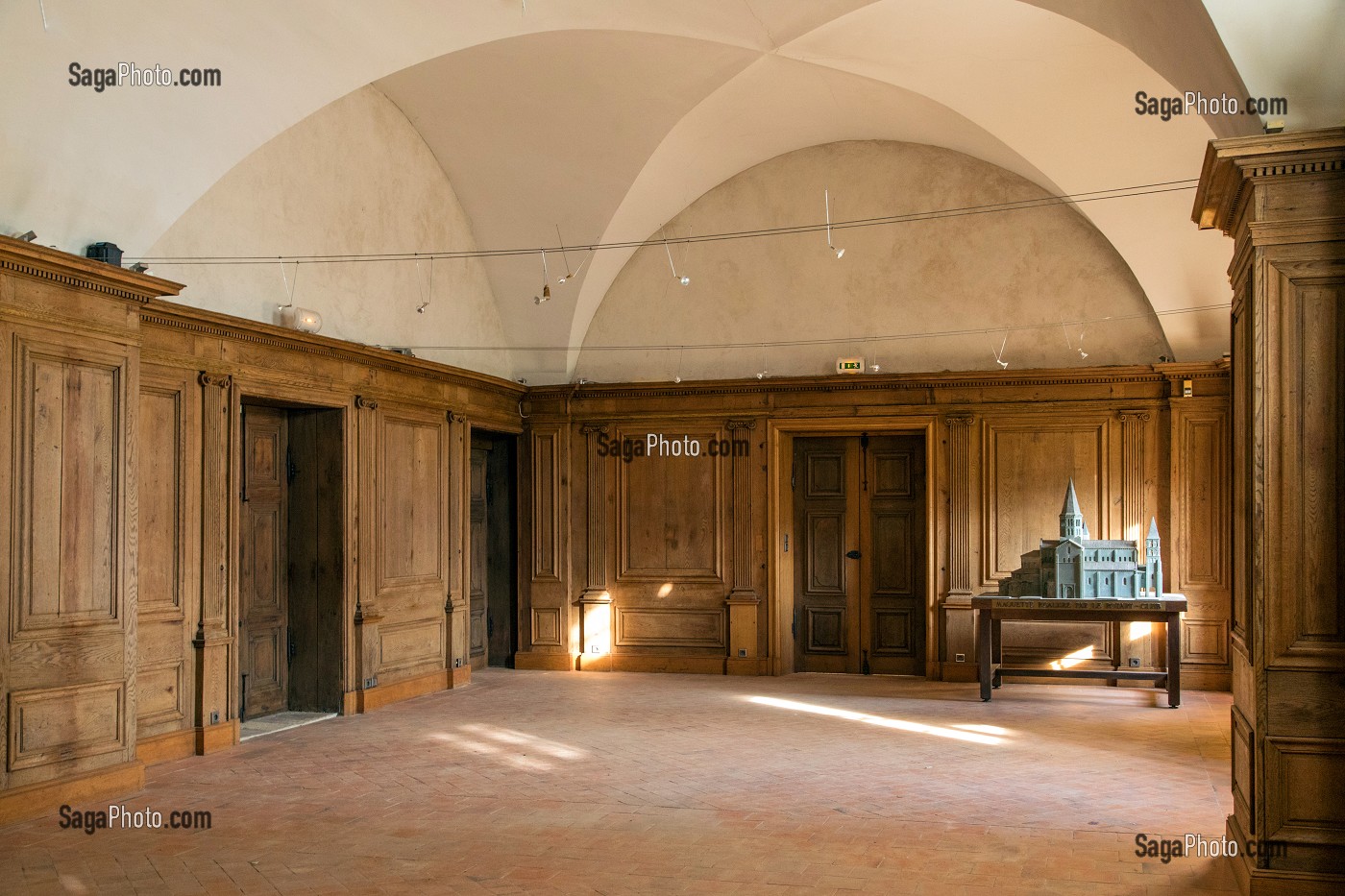 SALLE DES BOISERIES DU CLOITRE DE LA BASILIQUE NOTRE-DAME, PARAY-LE-MONIAL (71), FRANCE 