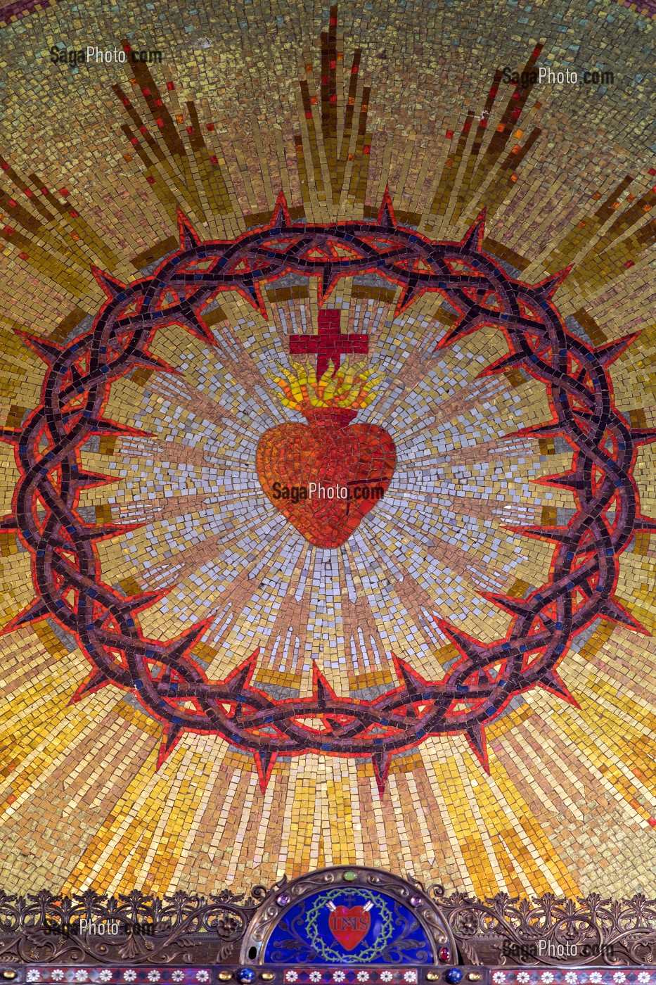 LE COEUR DU CHRIST EN MOSAIQUE, CHAPELLE DU MONASTERE DE LA VISITATION DITES DES APPARITIONS CONSTRUITE 1633, PARAY-LE-MONIAL (71), FRANCE 
