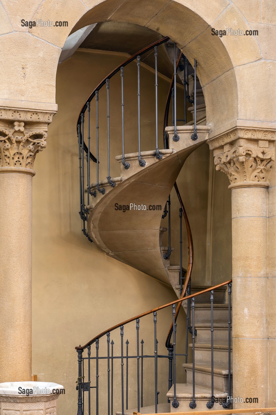 ESCALIER EN PIERRE, CHAPELLE DU MONASTERE DE LA VISITATION DITES DES APPARITIONS CONSTRUITE 1633, PARAY-LE-MONIAL (71), FRANCE 