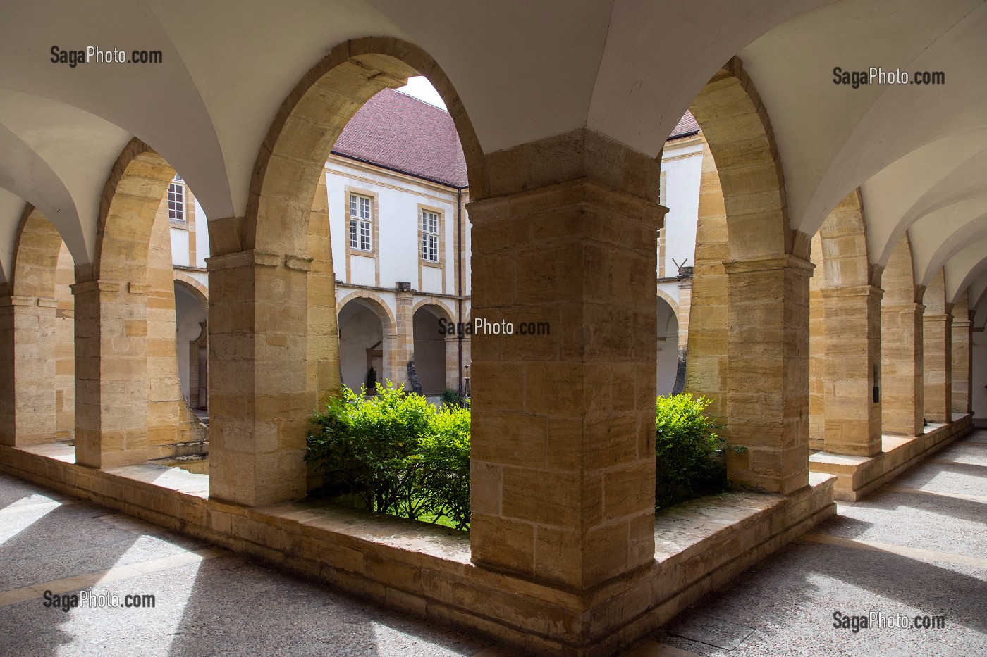 DEAMBULATOIRE DU CLOITRE, ANCIENNE PRIEURALE NOTRE-DAME, BASILIQUE DU SACRE COEUR, PARAY-LE-MONIAL (71), FRANCE 