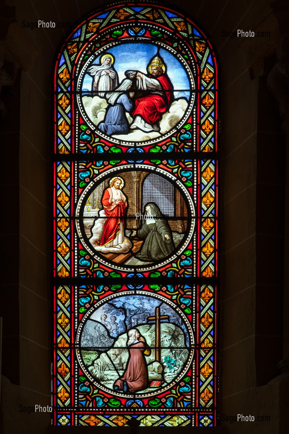 VITRAIL DE 1875 REPRESENTANT TROIS SCENES SIGNIFICATIVES DE LA VIE DE SAINTE MARGUERITE-MARIE ALACOQUE, BASILIQUE DU SACRE COEUR, PARAY-LE-MONIAL (71), FRANCE 