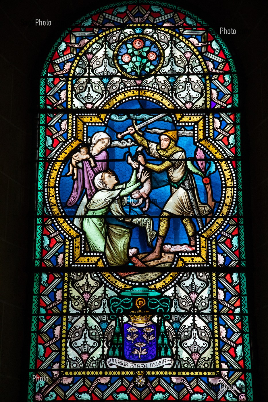 VITRAIL DU BAPTISTERE DE 1894 PAR LES ATELIERS LUCIEN BEGULE REPRESENTANT LE MASSACRE DES INNOCENTS, BASILIQUE DU SACRE COEUR, PARAY-LE-MONIAL (71), FRANCE 