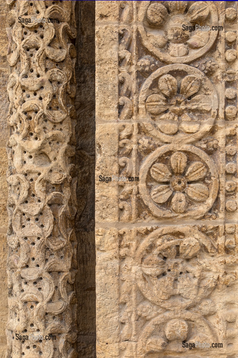 DETAIL D'ORNEMENT FLORAL SUR LES COLONNES DU PORTAIL OCCIDENTAL, BASILIQUE DU SACRE COEUR ET CLOITRE, PARAY-LE-MONIAL (71), FRANCE 