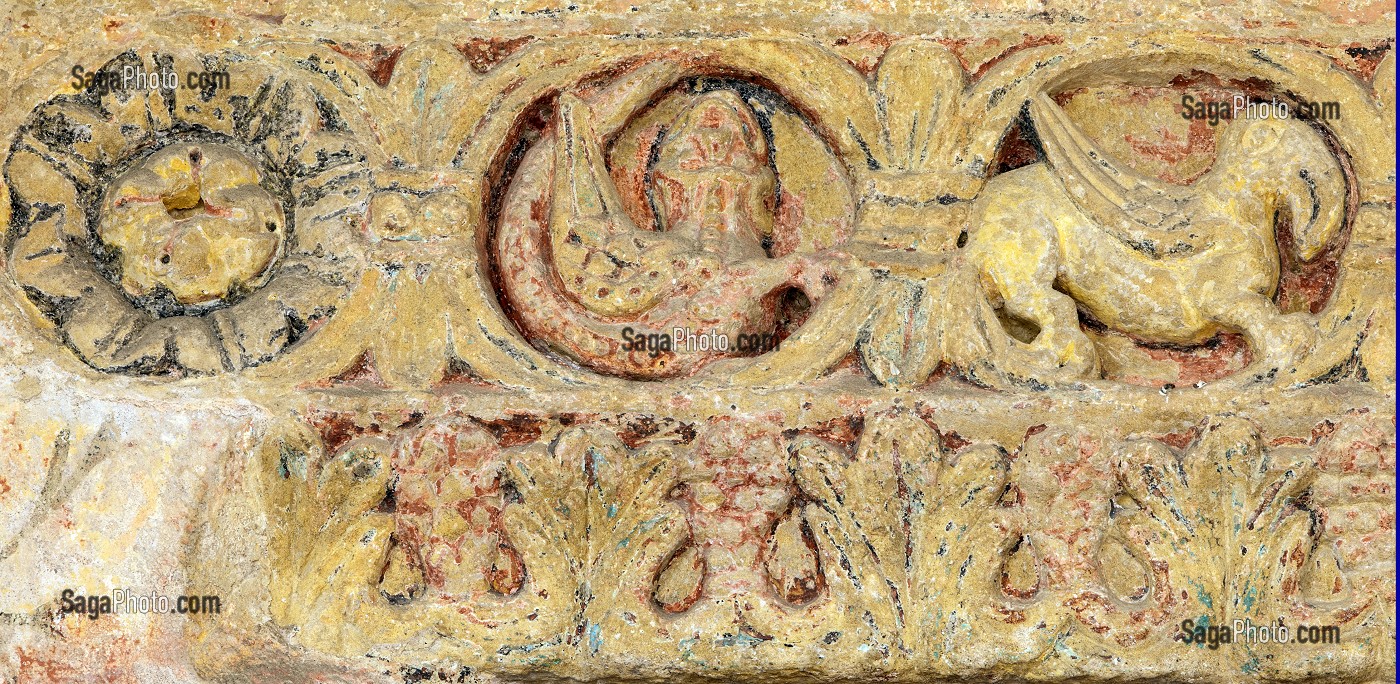 DETAIL DES ORNEMENTS DU LINTEAU SCULPTE EN POLYCHROMIE (ROSACE, SALAMANDRE AILEE, GRIFFON), PORTAIL SUD, CLOITRE DU PRIEURE, ANCIENNE PRIEURALE NOTRE-DAME, BASILIQUE DU SACRE COEUR, PARAY-LE-MONIAL (71), FRANCE 