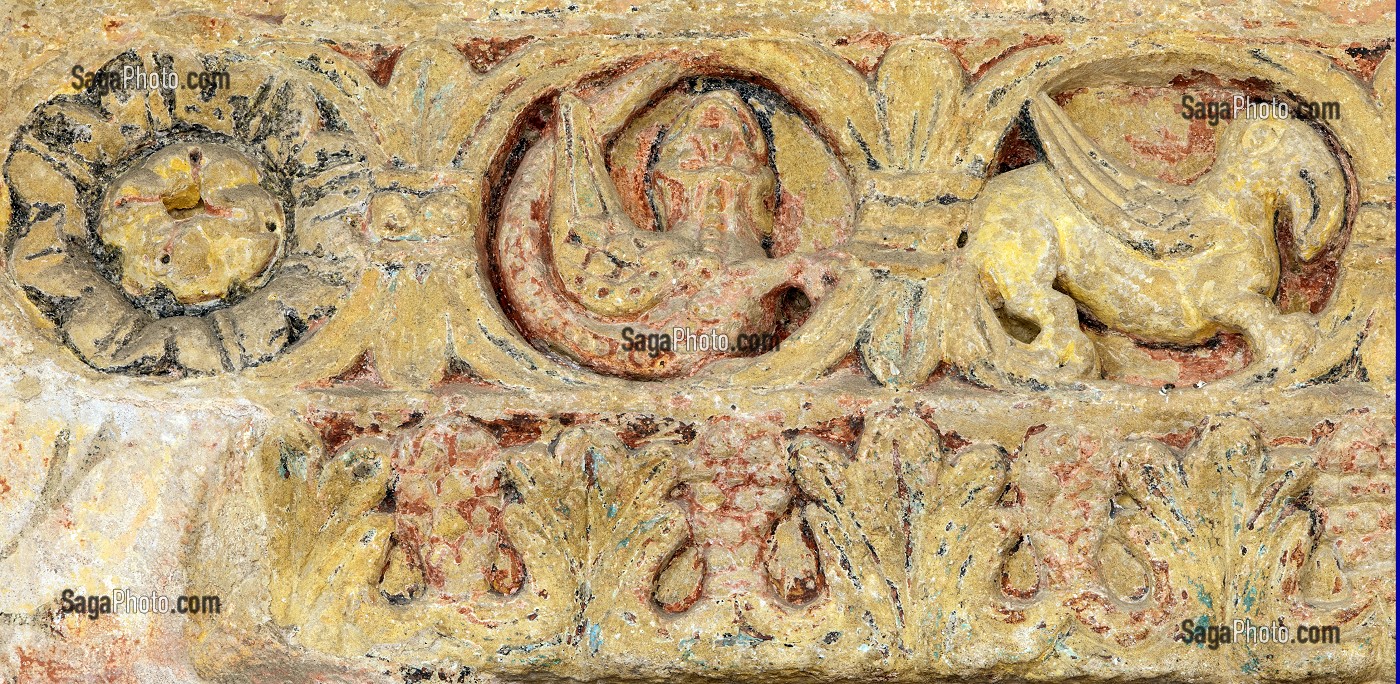 DETAIL DES ORNEMENTS DU LINTEAU SCULPTE EN POLYCHROMIE (ROSACE, SALAMANDRE AILEE, GRIFFON), PORTAIL SUD, CLOITRE DU PRIEURE, ANCIENNE PRIEURALE NOTRE-DAME, BASILIQUE DU SACRE COEUR, PARAY-LE-MONIAL (71), FRANCE 