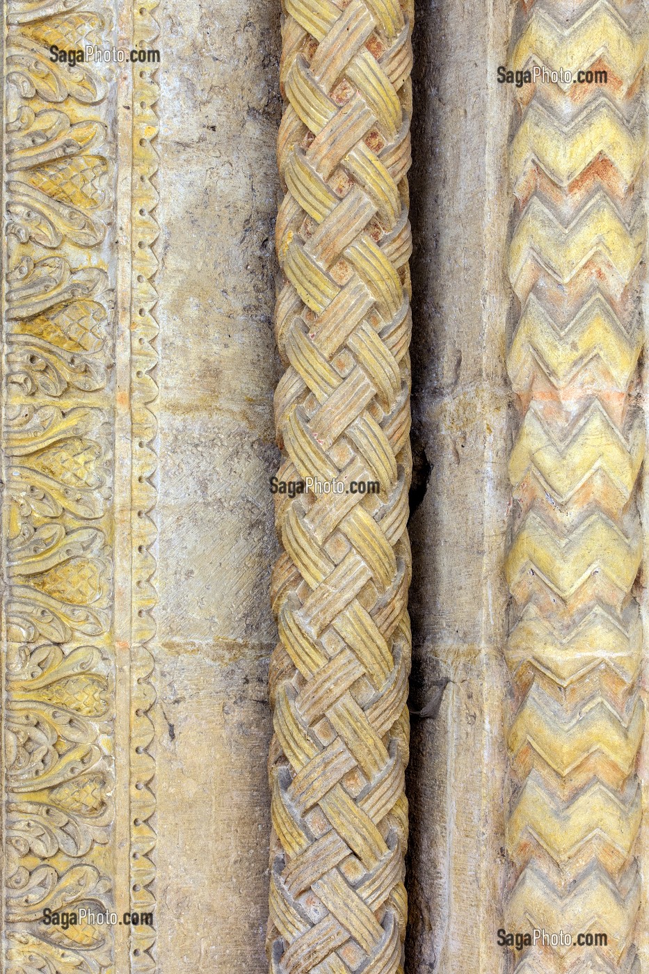 DETAIL DES ORNEMENTS EN POLYCHROMIE, PORTAIL SUD, CLOITRE DU PRIEURE, ANCIENNE PRIEURALE NOTRE-DAME, BASILIQUE DU SACRE COEUR, PARAY-LE-MONIAL (71), FRANCE 