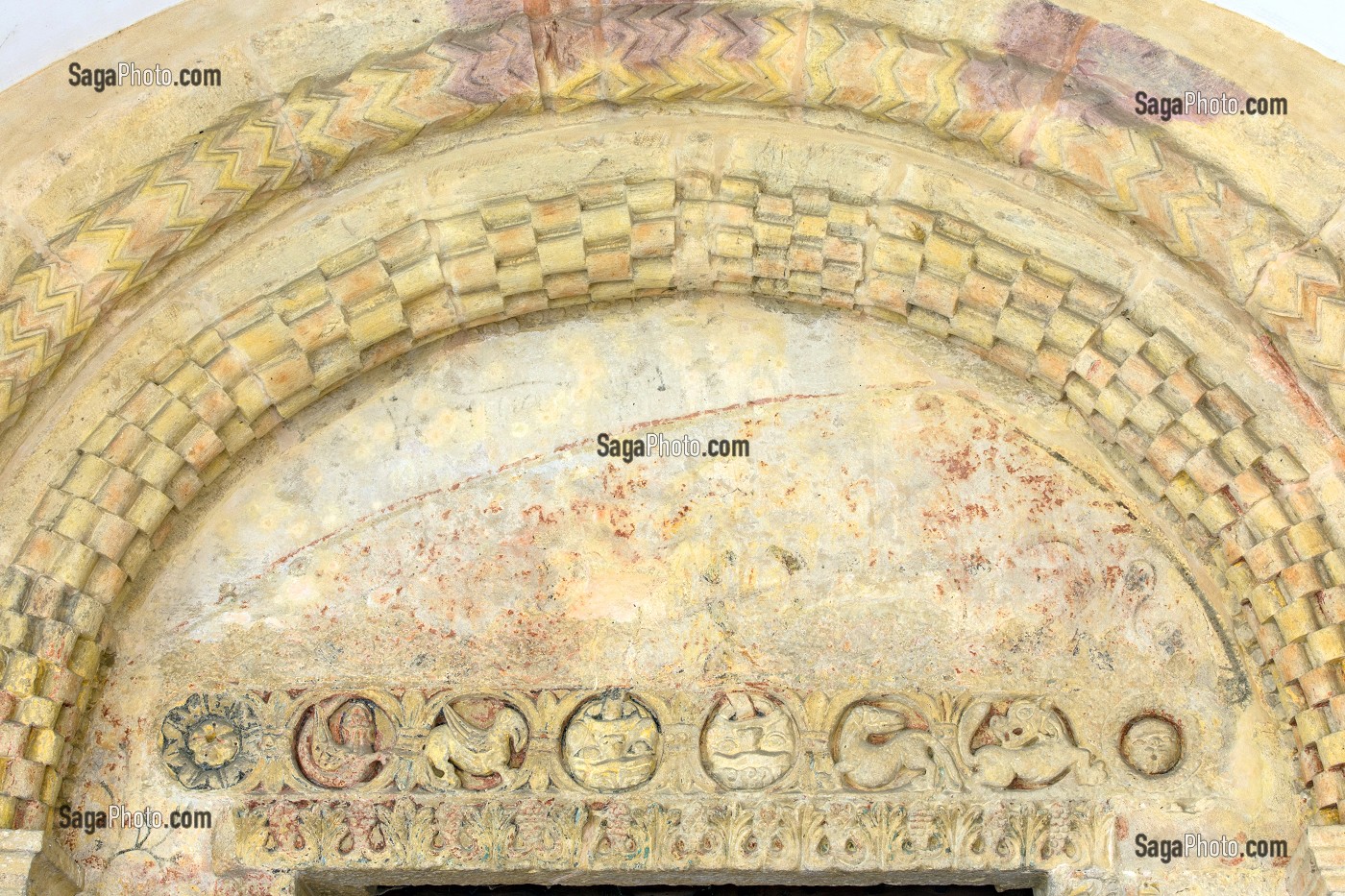 DETAIL DES ORNEMENTS DU LINTEAU SCULPTE EN POLYCHROMIE AVEC SES HUIT MEDAILLONS, PORTAIL SUD, CLOITRE DU PRIEURE, ANCIENNE PRIEURALE NOTRE-DAME, BASILIQUE DU SACRE COEUR, PARAY-LE-MONIAL (71), FRANCE 