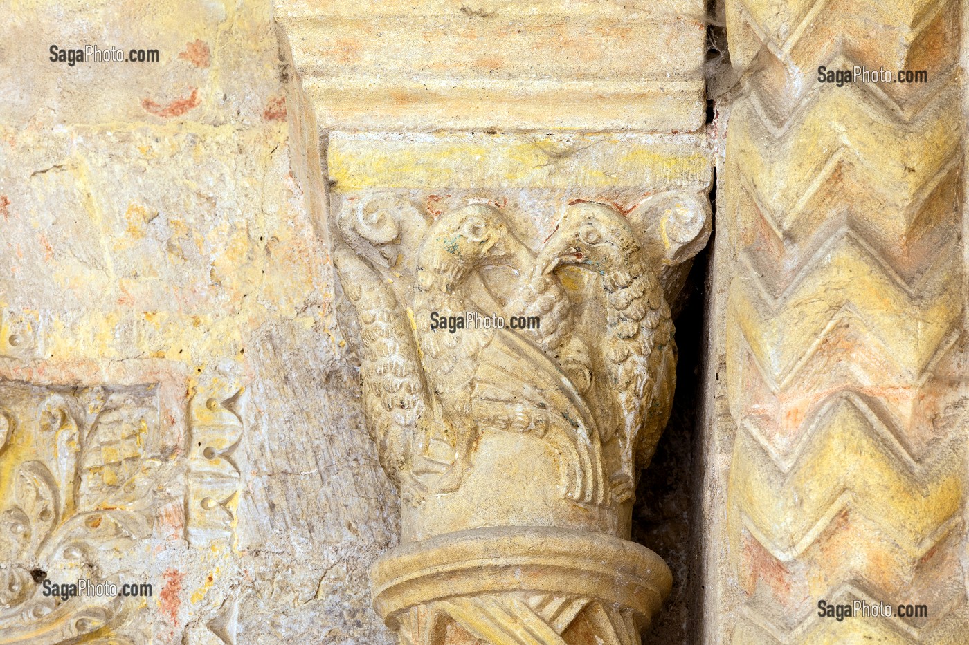 DETAIL DES ORNEMENTS DU CHAPITEAU AVEC LES OISEAUX EN POLYCHROMIE, PORTAIL SUD, CLOITRE DU PRIEURE, ANCIENNE PRIEURALE NOTRE-DAME, BASILIQUE DU SACRE COEUR, PARAY-LE-MONIAL (71), FRANCE 