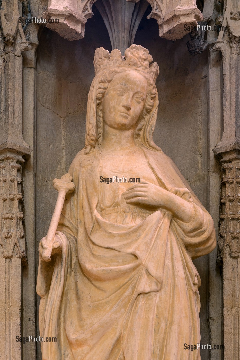VIERGE DANS LA CHAPELLE GOTHIQUE, BASILIQUE DU SACRE COEUR, PARAY-LE-MONIAL (71), FRANCE 