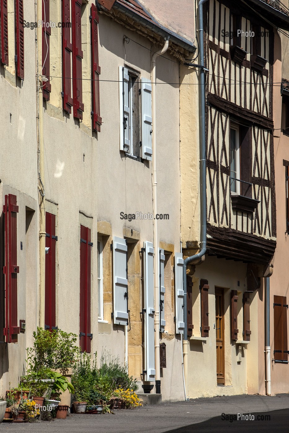 MAISONS A COLOMBAGES, RUE DAME DIEU, PARAY-LE-MONIAL (71), FRANCE 