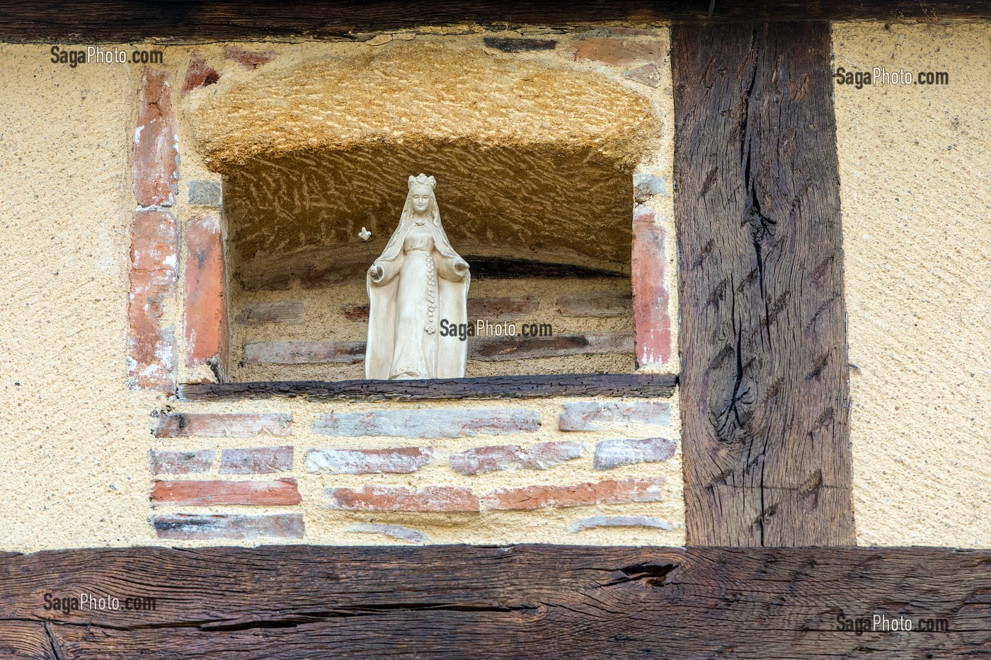 VIERGE DANS UNE NICHE, MAISON A COLOMBAGES DE LA PLACE DE LA VISITATION, PARAY-LE-MONIAL (71), FRANCE 