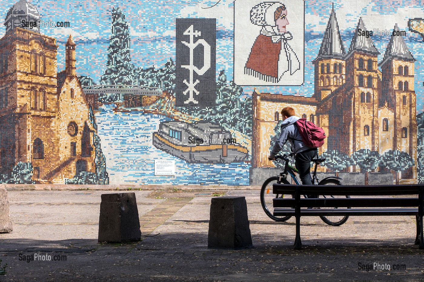 MOSAIQUE DU SQUARE DU 19 MARS 1962, PARAY-LE-MONIAL (71), FRANCE 