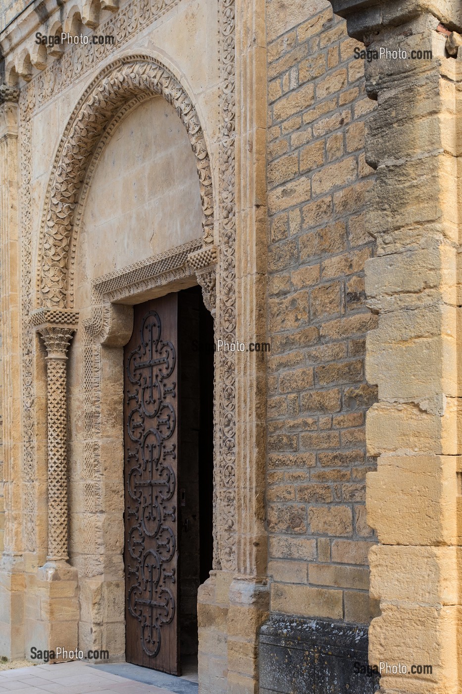 ORNEMENTS FLORAUX DU PORTAIL OCCIDENTAL, BASILIQUE DU SACRE COEUR ET CLOITRE, PARAY-LE-MONIAL (71), FRANCE 